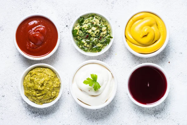 Assortiment de sauces - mayonnaise, moutarde, ketchup et autres o — Photo