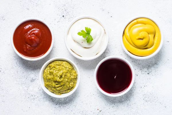 Conjunto de molhos - maionese, mostarda, ketchup e outros o — Fotografia de Stock