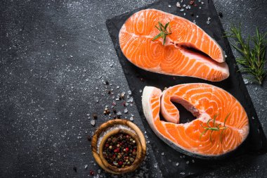 Biftek siyah baharatlar ile Somon Balık.