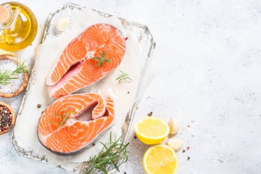 Somon steak taze balık ile baharat üstten görünüm.