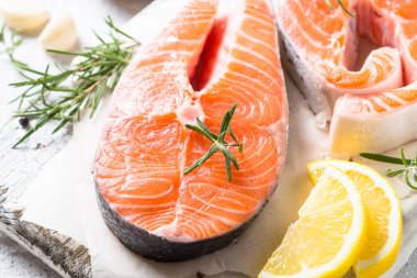 Somon steak taze balık baharatlar ile yakın çekim.