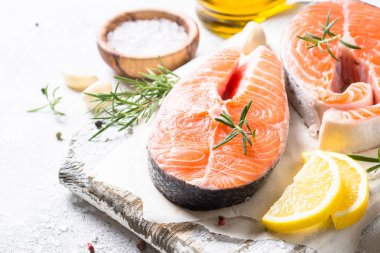 Taze balık somon steak baharat kesme tahtası üzerinde.