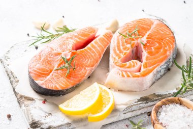 Taze balık somon steak baharat kesme tahtası üzerinde.