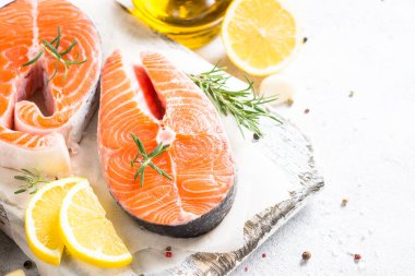 Taze balık somon steak baharat kesme tahtası üzerinde.