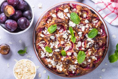Yaz Erik pasta badem gevreği ile