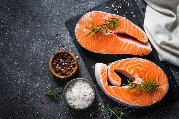 Filete de salmón con especias en negro . — Foto de Stock