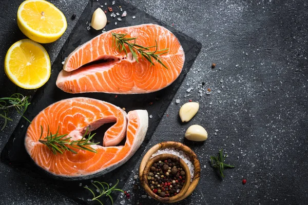 Filete de salmón con especias en negro . — Foto de Stock