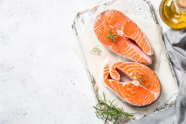 Filete de salmón pescado fresco con especias vista superior . —  Fotos de Stock