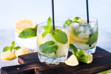 Limonata yaz soğuk içecek.