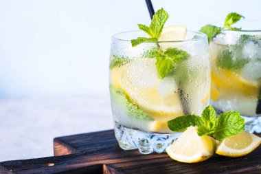 Limonata yaz soğuk içecek.