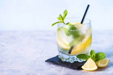 Limonata yaz soğuk içecek.