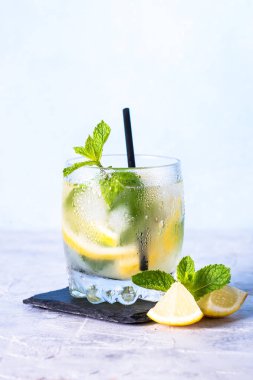 Limonata yaz soğuk içecek.