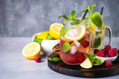 Mason kavanoza frambuazlı limonata.