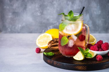 Mason kavanoza frambuazlı limonata.