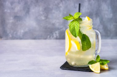 Limonata yaz soğuk içecek.