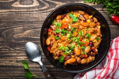 Chili con carne et ve sebze ahşap masa üstüne vie