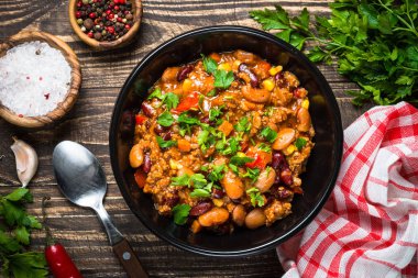 Chili con carne et ve sebze ahşap masa üstüne vie