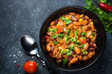Chili con carne et ve sebze siyah tablo üstten görünüm