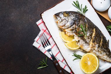 Limon ve biberiye fırında dorado balık.