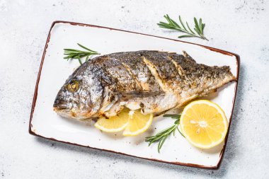 Limon ve biberiye en iyi manzaralı dorado Balık Fırında.