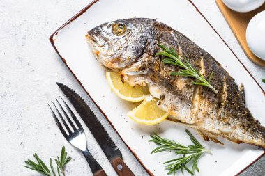 Limon ve biberiye en iyi manzaralı dorado Balık Fırında.