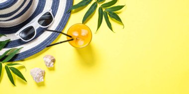 Yaz seyahat tatil kavramı. Çizgili şapka ve güneş gözlüğü sarı.