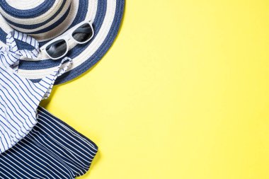 Kadın yaz bez set - şapka, elbise ve sarı zemin üzerine güneş gözlüğü.