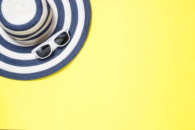 Yaz seyahat tatil kavramı. Çizgili şapka ve güneş gözlüğü sarı