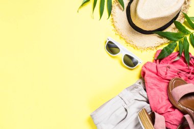 Kadın yaz bez set - şapka, üst, şort ve sarı güneş gözlüğü