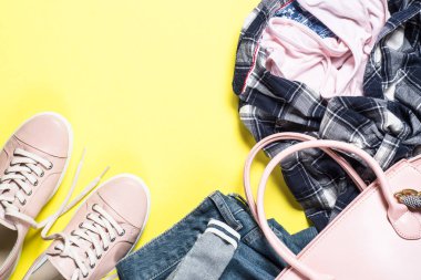 Kadın moda pembe bez üzerinde sarı arka plan belirleme.