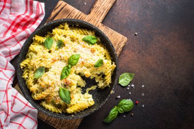 Mac ve peynir geleneksel Amerikan makarna üstten görünüm.