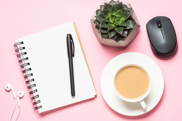 メモ帳、コーヒー カップ ピンクの机の上のキーボードと仕事場. — ストック写真