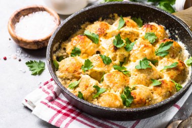 Parmesan Peynirli krema soslu köfte.