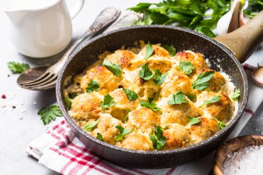Parmesan Peynirli krema soslu köfte.