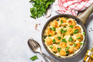 Parmesan peynirli top ile krema soslu köfte görüntülemek.