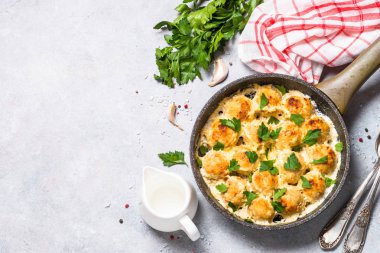 Parmesan peynirli top ile krema soslu köfte görüntülemek.
