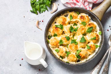 Parmesan peynirli top ile krema soslu köfte görüntülemek.