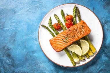 Izgara Somon Balık fileto kuşkonmaz ile. 