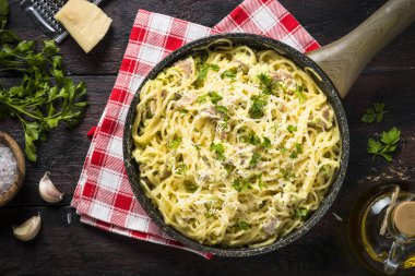 Makarna carbonara üstten görünüm pastırma ve krema sos ile. 