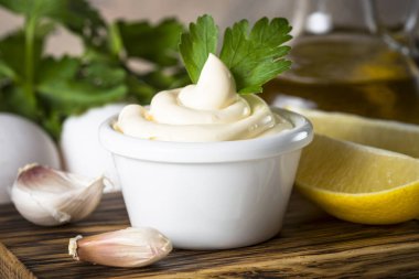 Beyaz üzerine mayonez sos. 