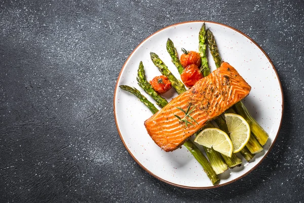 Ikan salmon panggang dengan tampilan atas asparagus . — Stok Foto