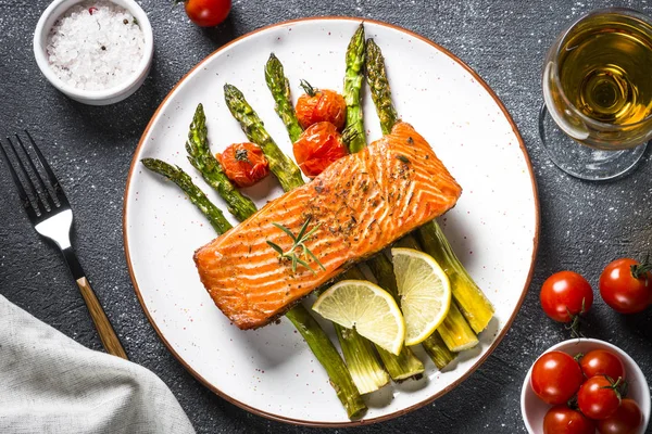 Filete de salmón al horno con espárragos y vista superior de tomate . — Foto de Stock