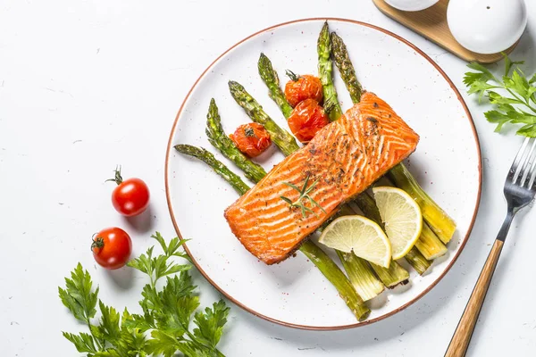 Gegrilde zalm visfilet met asperges op wit. — Stockfoto