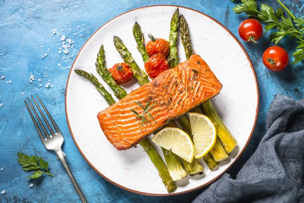 Lachsfisch vom Grill mit Spargel und Tomaten. — Stockfoto