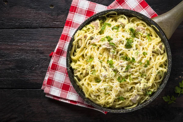 Pasta carbonara with bacon and cream sauce top view. — Stock Photo, Image
