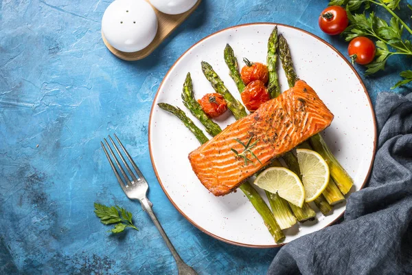 Grilled salmon fish with asparagus and tomato. — Stock Image Grilled salmon fish with asparagus and tomato. Stock Photo