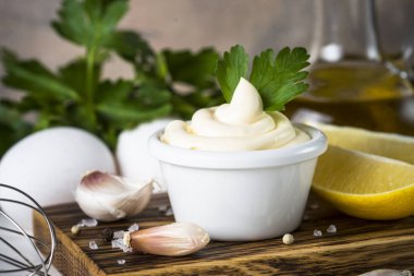 Beyaz üzerine mayonez sos. 