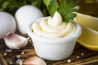 Beyaz üzerine mayonez sos. 