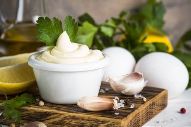 Beyaz üzerine mayonez sos. 