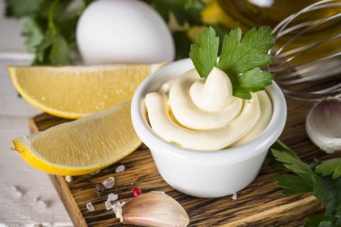 Beyaz üzerine mayonez sos. 